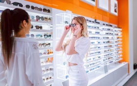 青岛配眼镜哪里好，异军突起的国货品牌与国际大厂过招谁更胜？